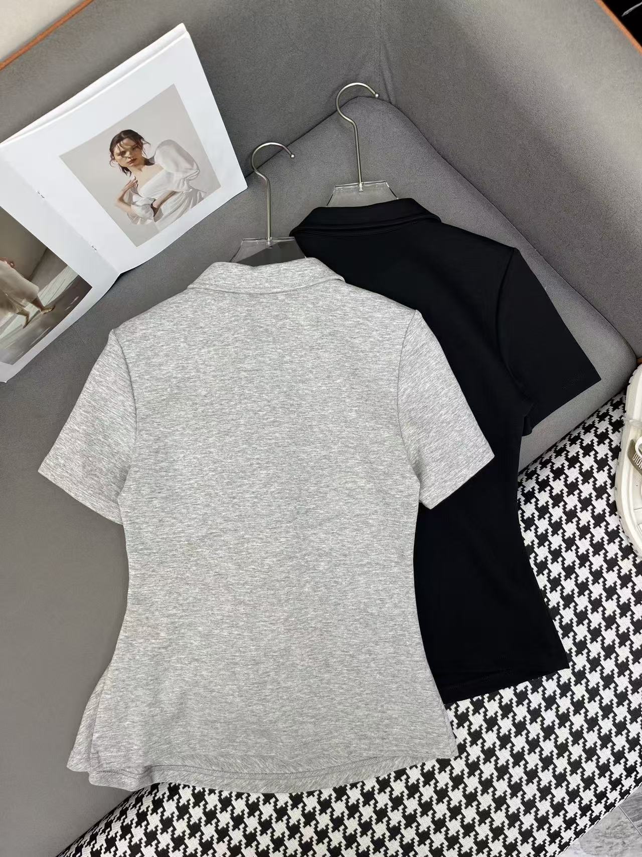 L0WEW プリーツボタンアップレタートップ【50％割引+送料無料】