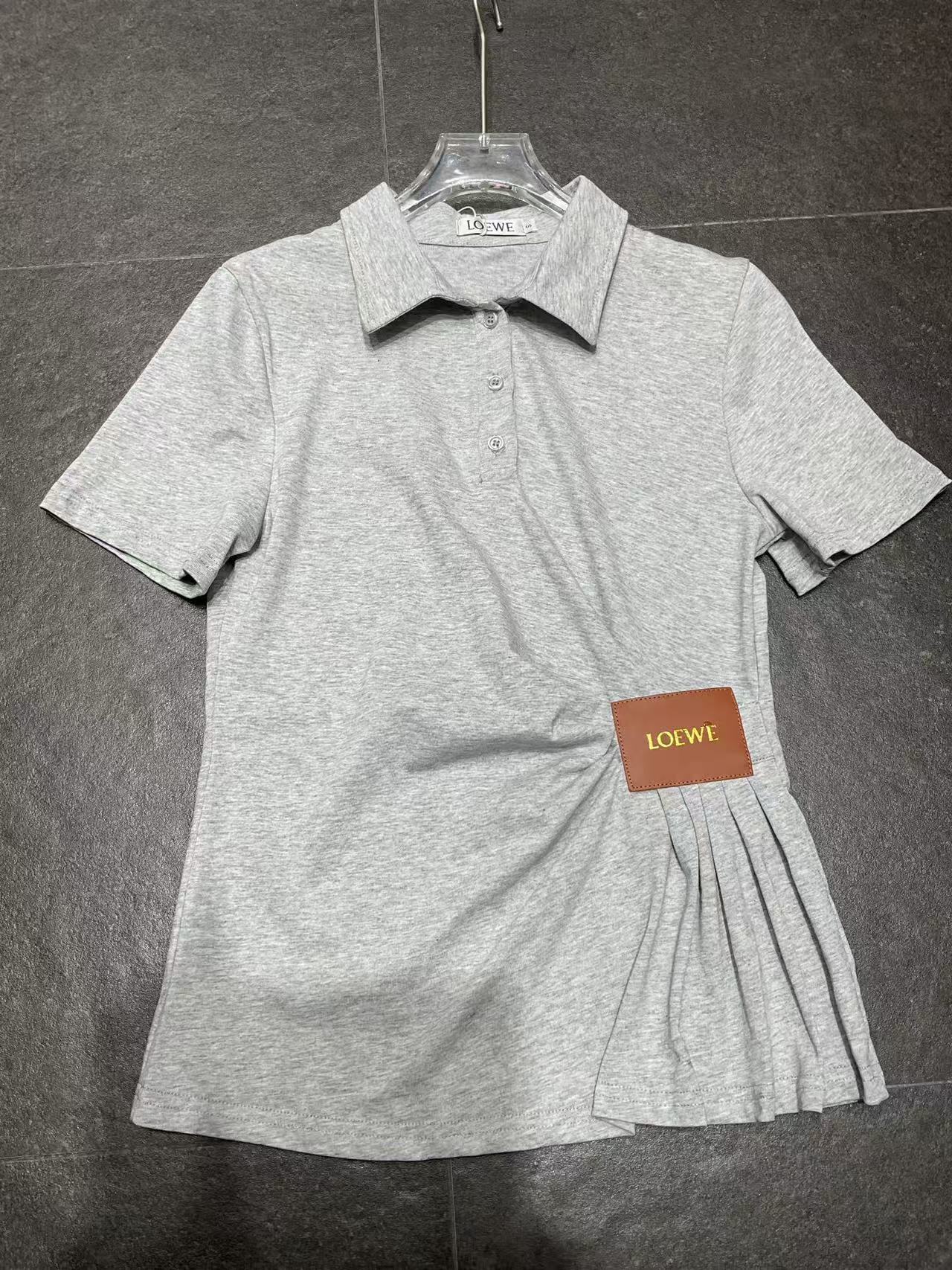 L0WEW プリーツボタンアップレタートップ【50％割引+送料無料】