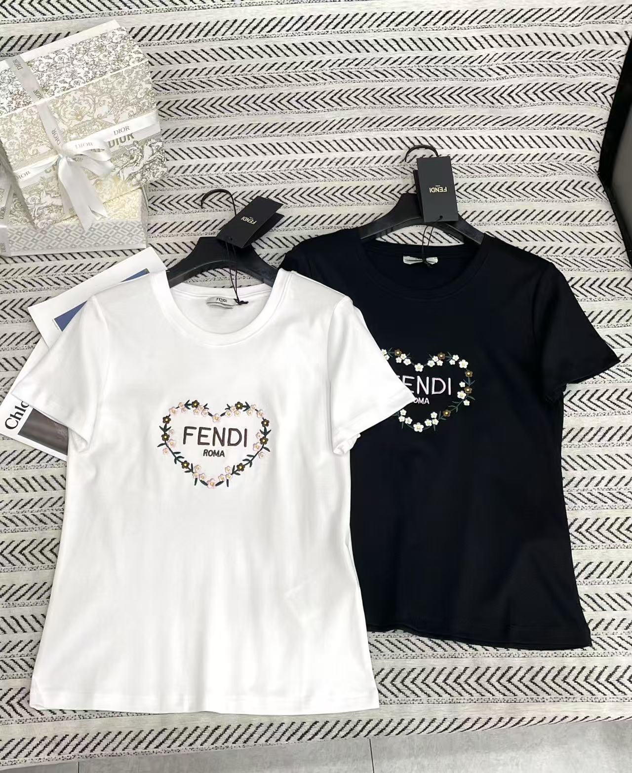 FEND1 刺繍入りレターハートTシャツ【50％割引+送料無料】