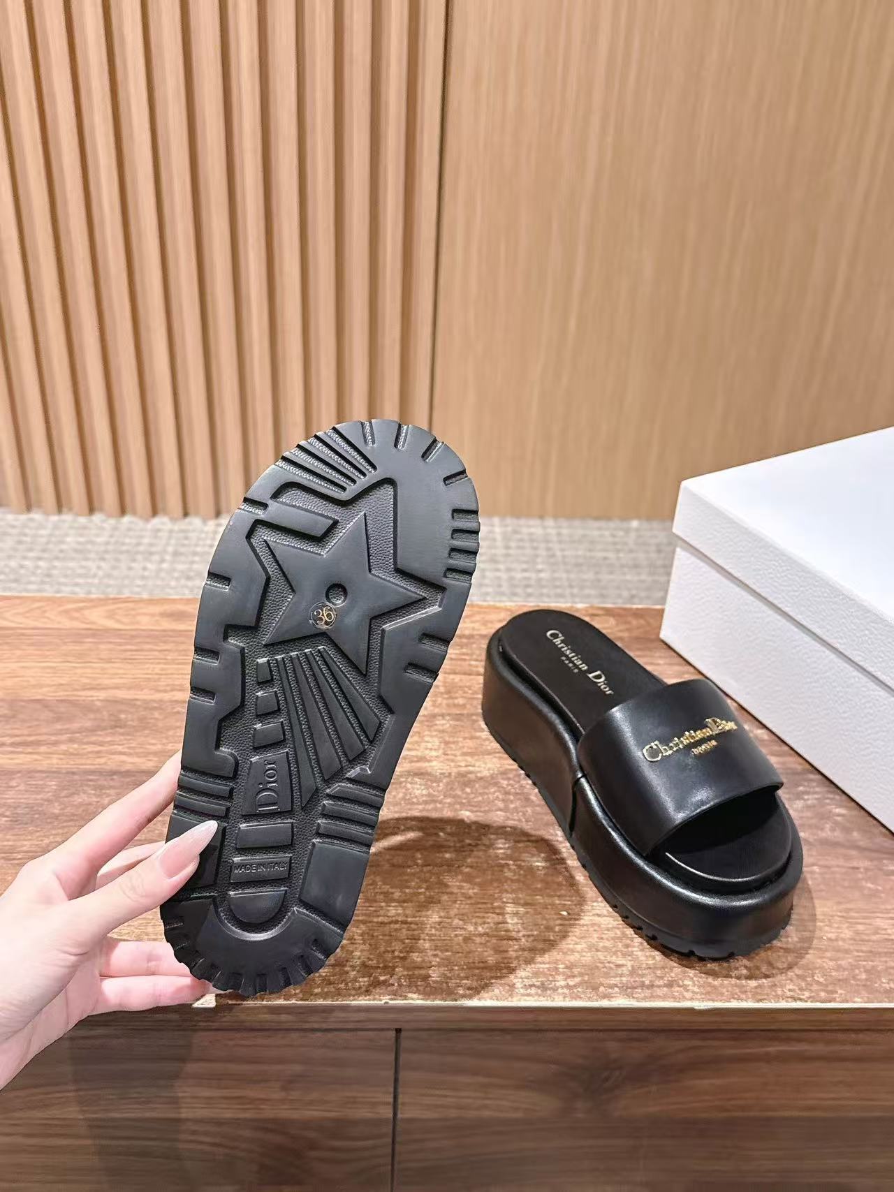 DIORの高品質プラットフォームスリッパ【50％割引+送料無料】