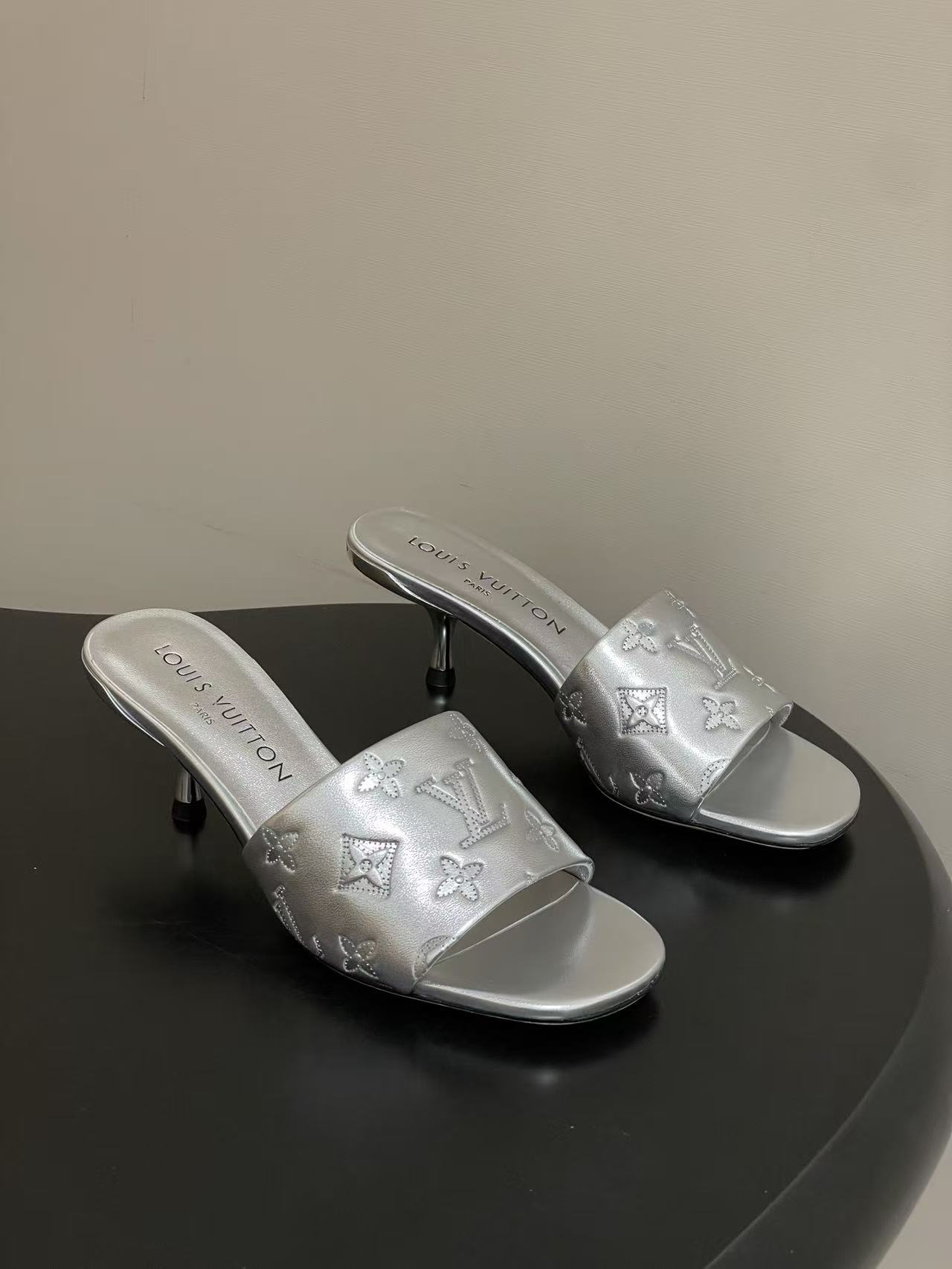 LVの高品質四つ葉のクローバーローヒールシューズ【50％割引+送料無料】