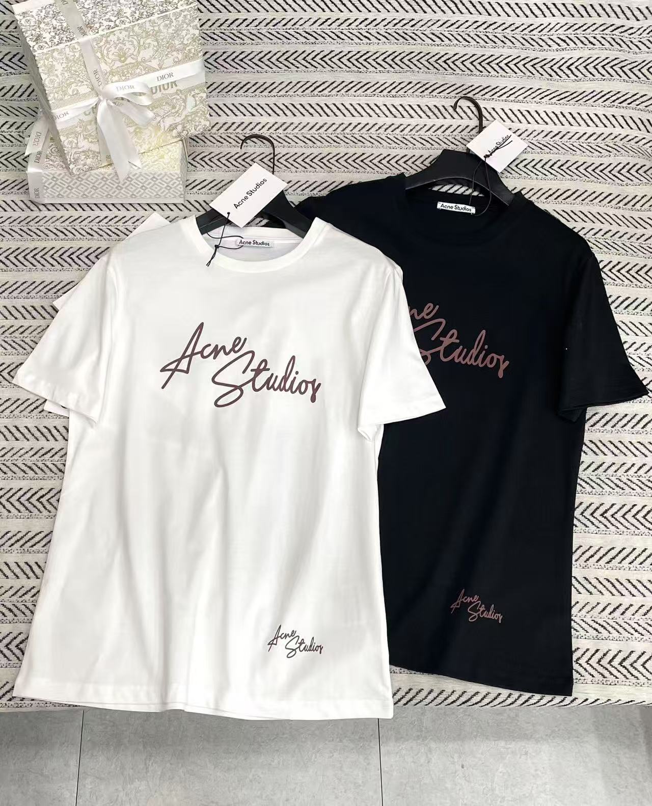 Acne Studios グラフィティレタリングTシャツ【50％割引+送料無料】