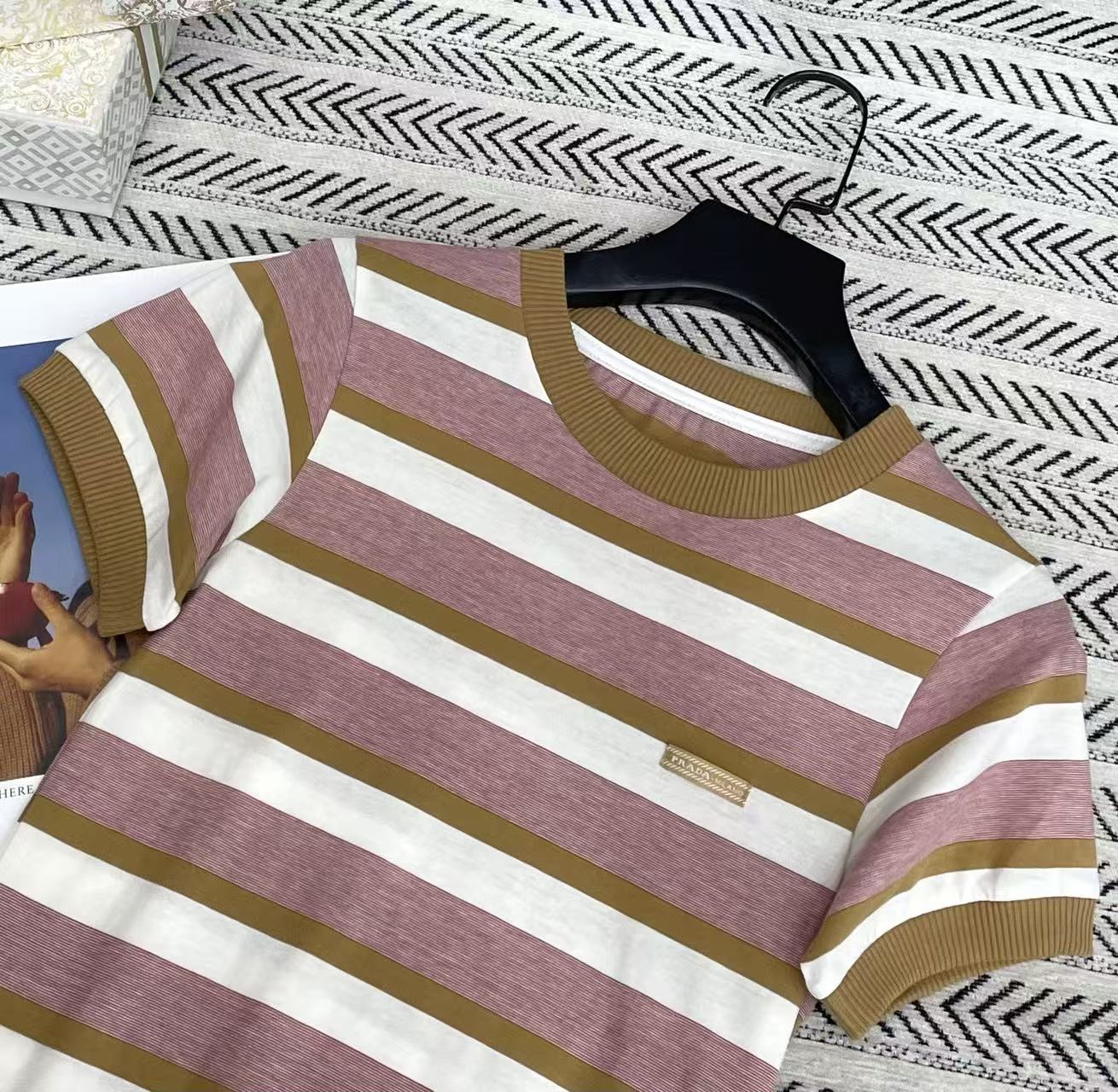 M1UM1U カラーブロック・ストライプ・レタリングTシャツ【50％割引+送料無料】