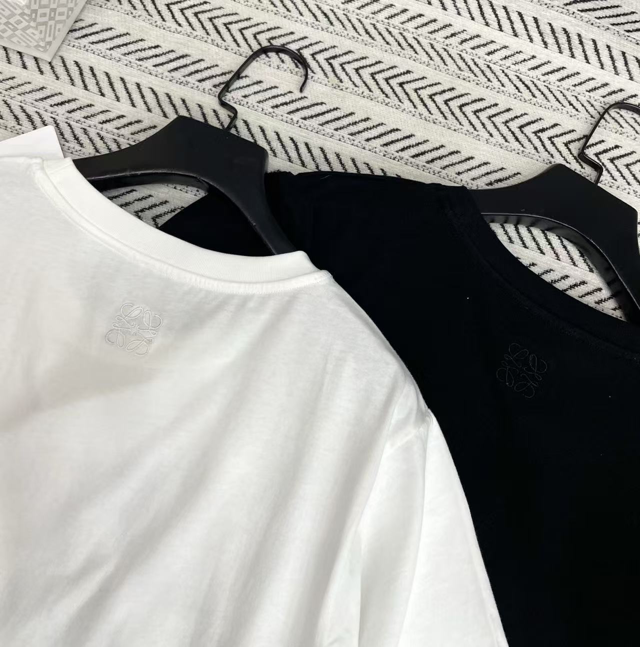 L0WEW グラフィティロゴ レターTシャツ【50％割引+送料無料】