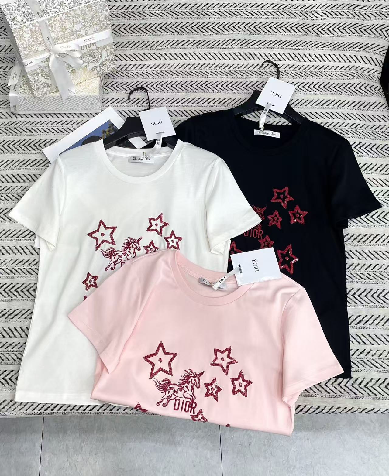 DIOR 星のスパンコール刺繍入りポニーTシャツ【50％割引+送料無料】