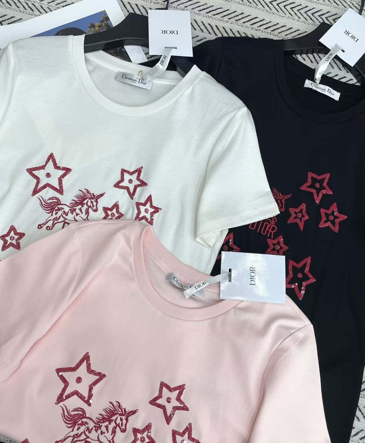 DIOR 星のスパンコール刺繍入りポニーTシャツ【50％割引+送料無料】