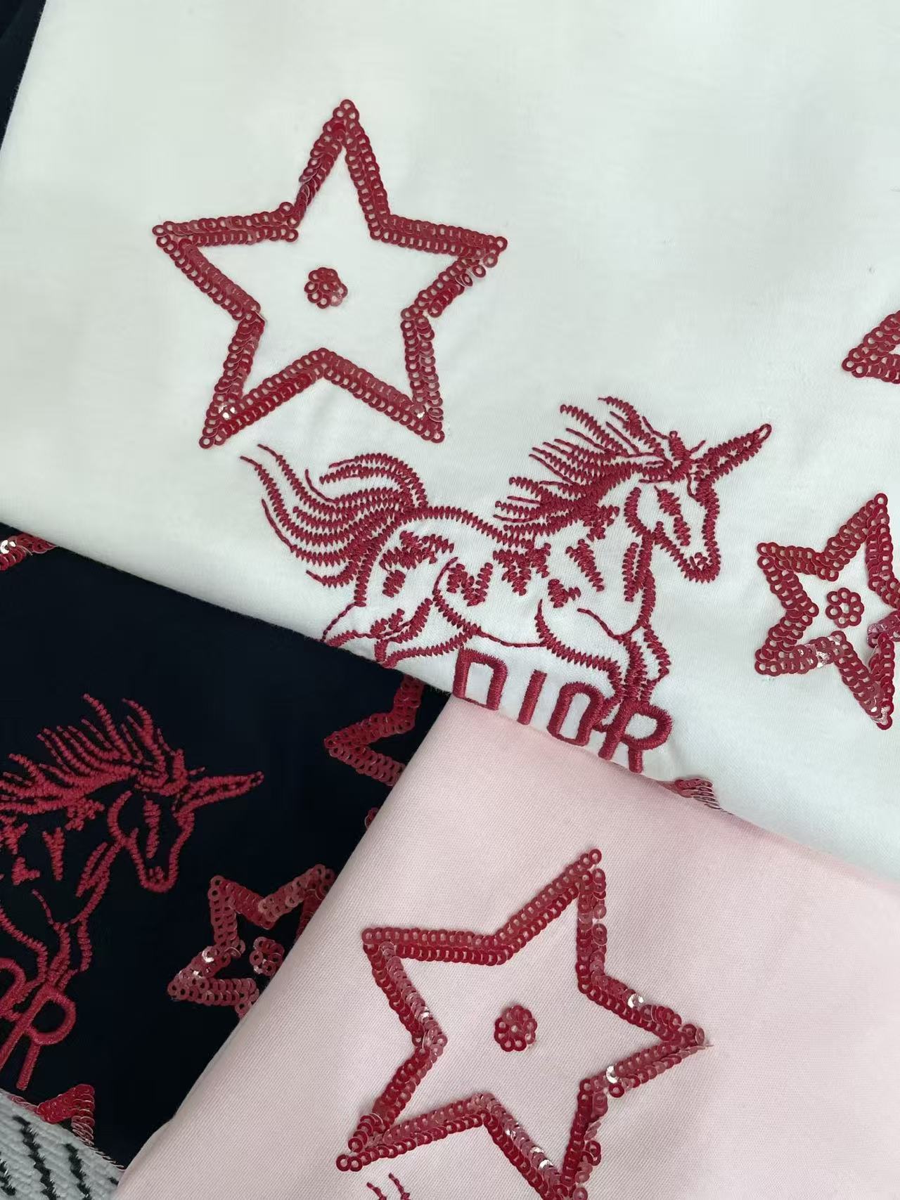 DIOR 星のスパンコール刺繍入りポニーTシャツ【50％割引+送料無料】