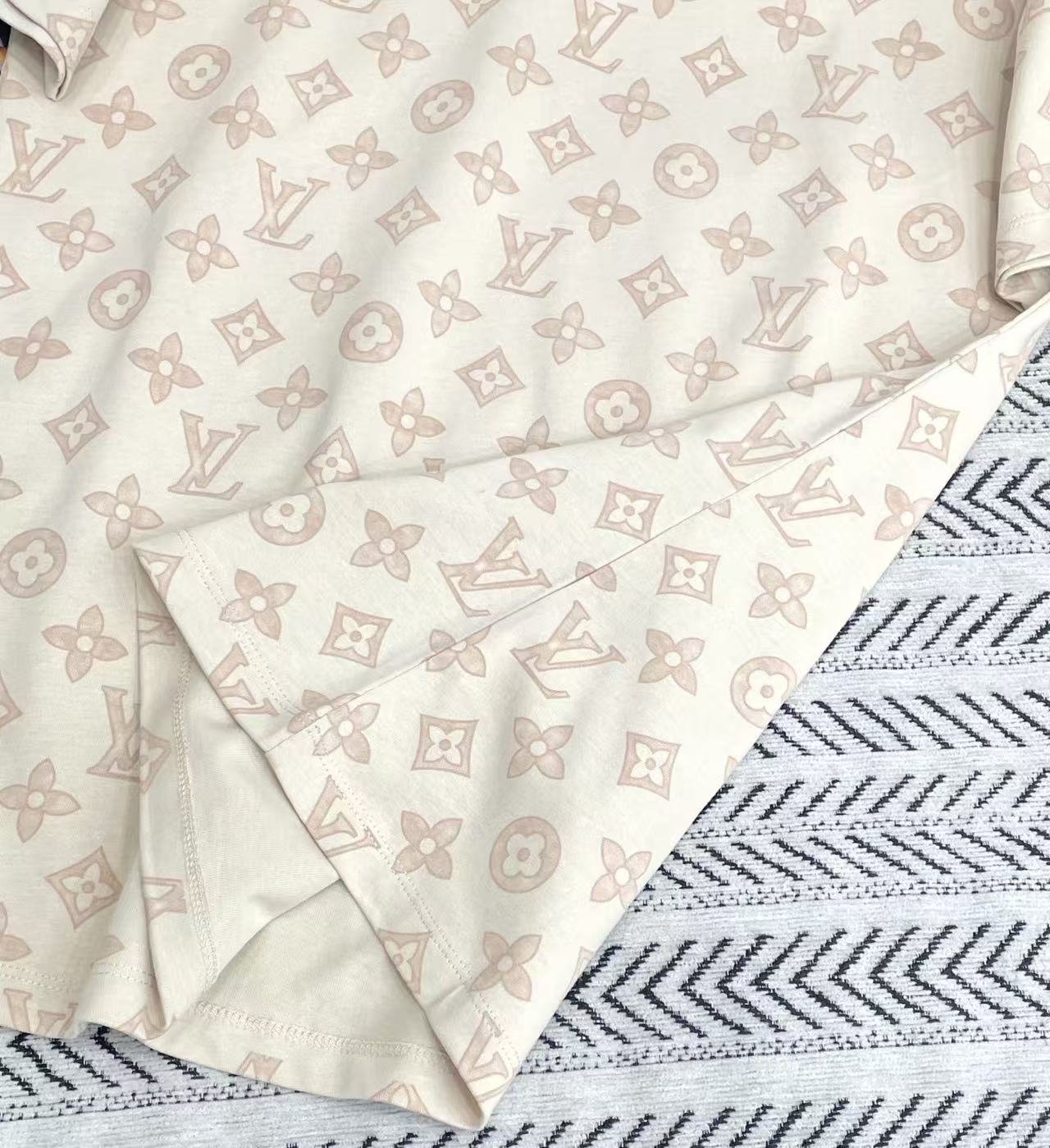 LV 四つ葉のクローバー柄Tシャツ【50％割引+送料無料】