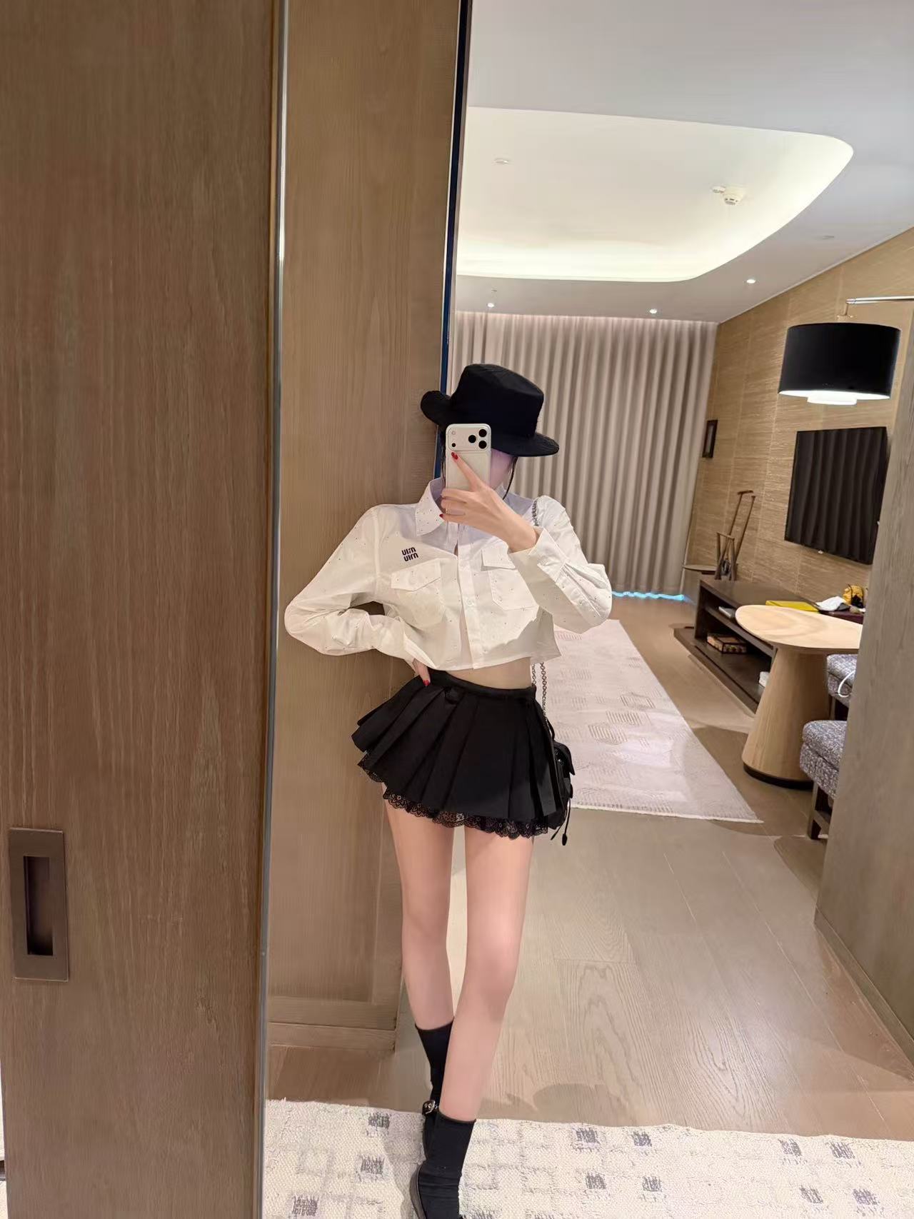 M1UM1U 刺繍文字ラインストーンシャツ【50％割引+送料無料】