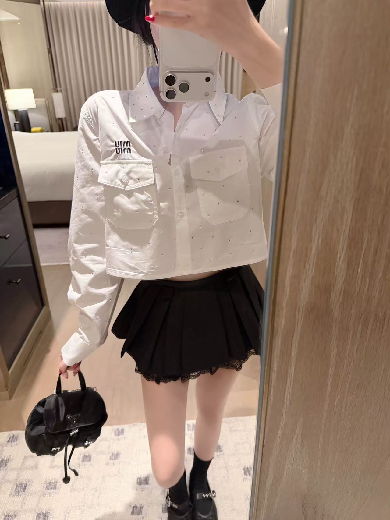 M1UM1U 刺繍文字ラインストーンシャツ【50％割引+送料無料】