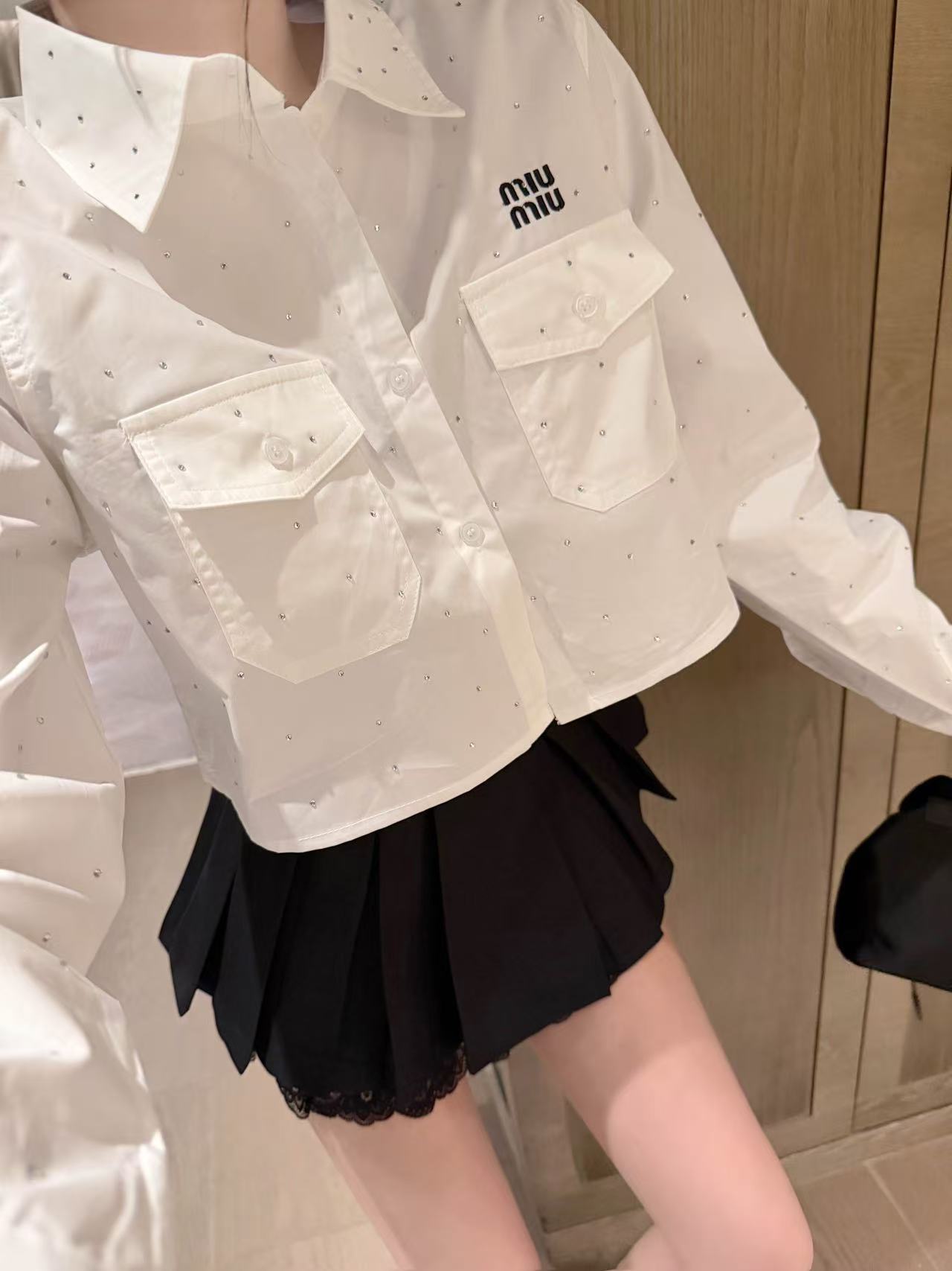 M1UM1U 刺繍文字ラインストーンシャツ【50％割引+送料無料】