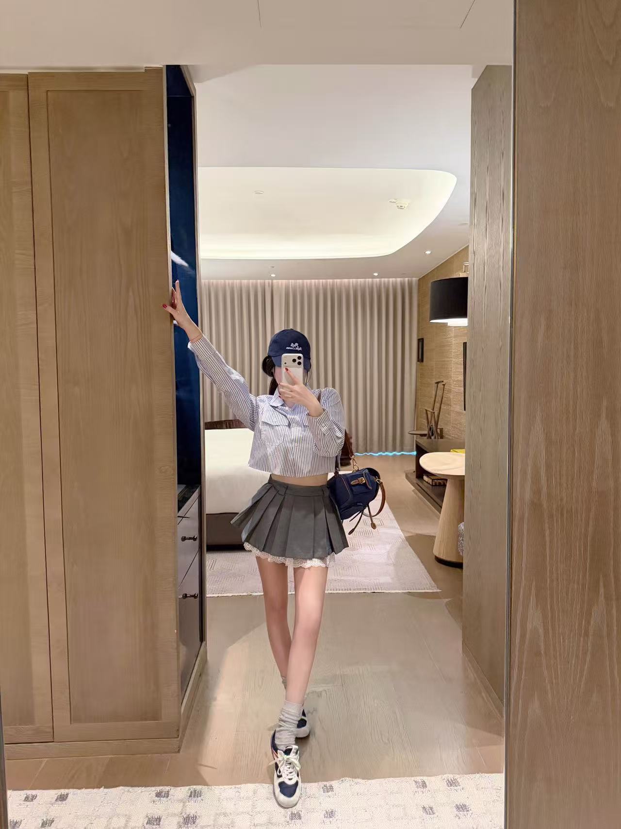 M1UM1U 刺繍文字ラインストーンシャツ【50％割引+送料無料】