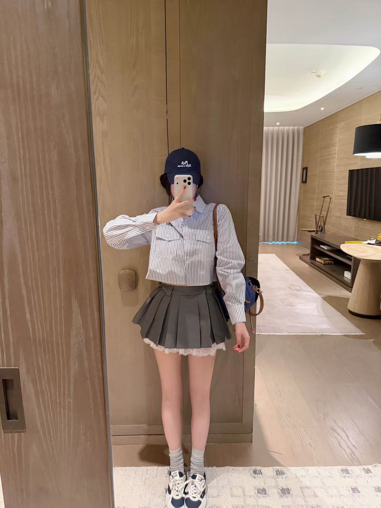 M1UM1U 刺繍文字ラインストーンシャツ【50％割引+送料無料】