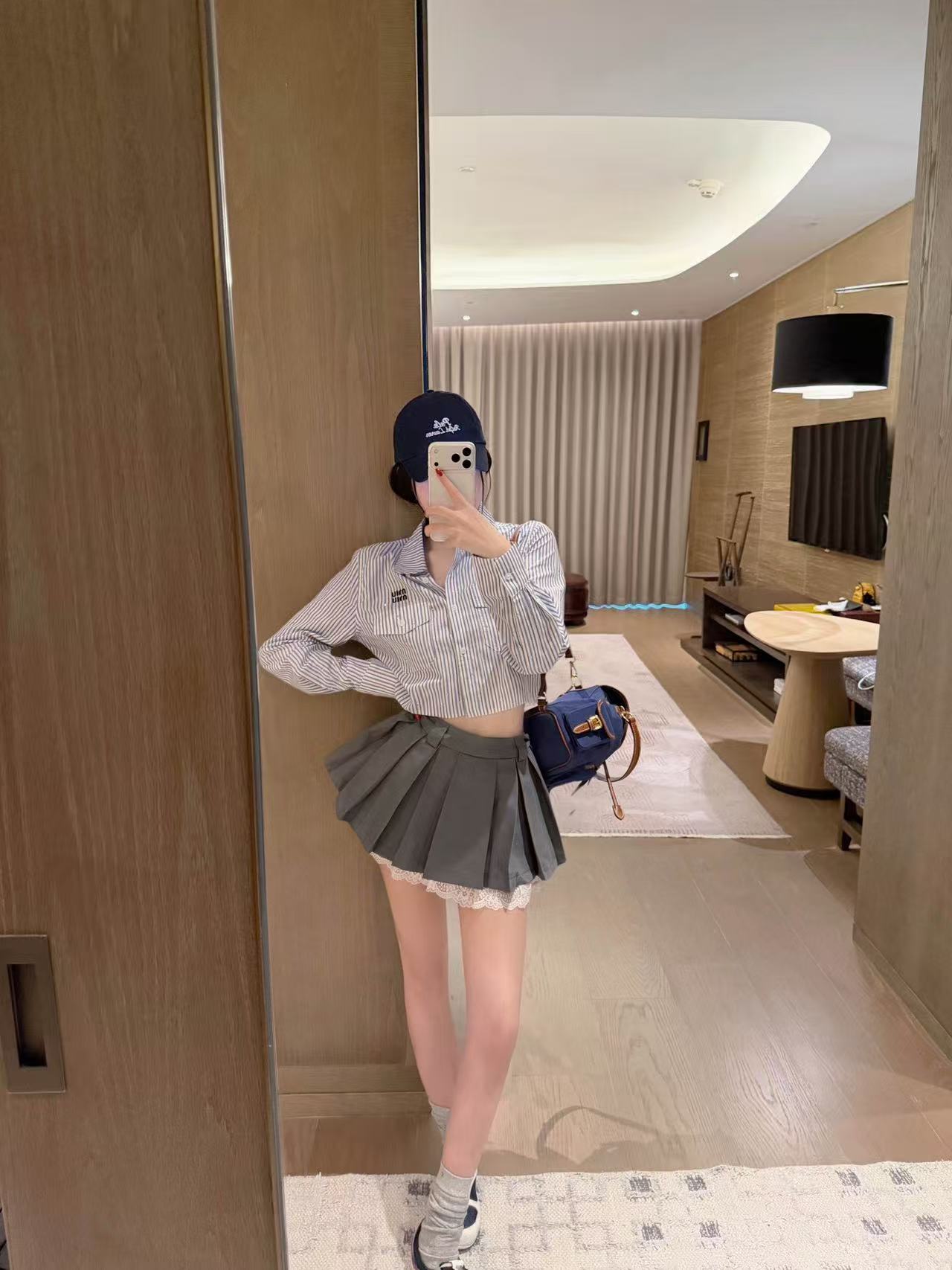 M1UM1U 刺繍文字ラインストーンシャツ【50％割引+送料無料】