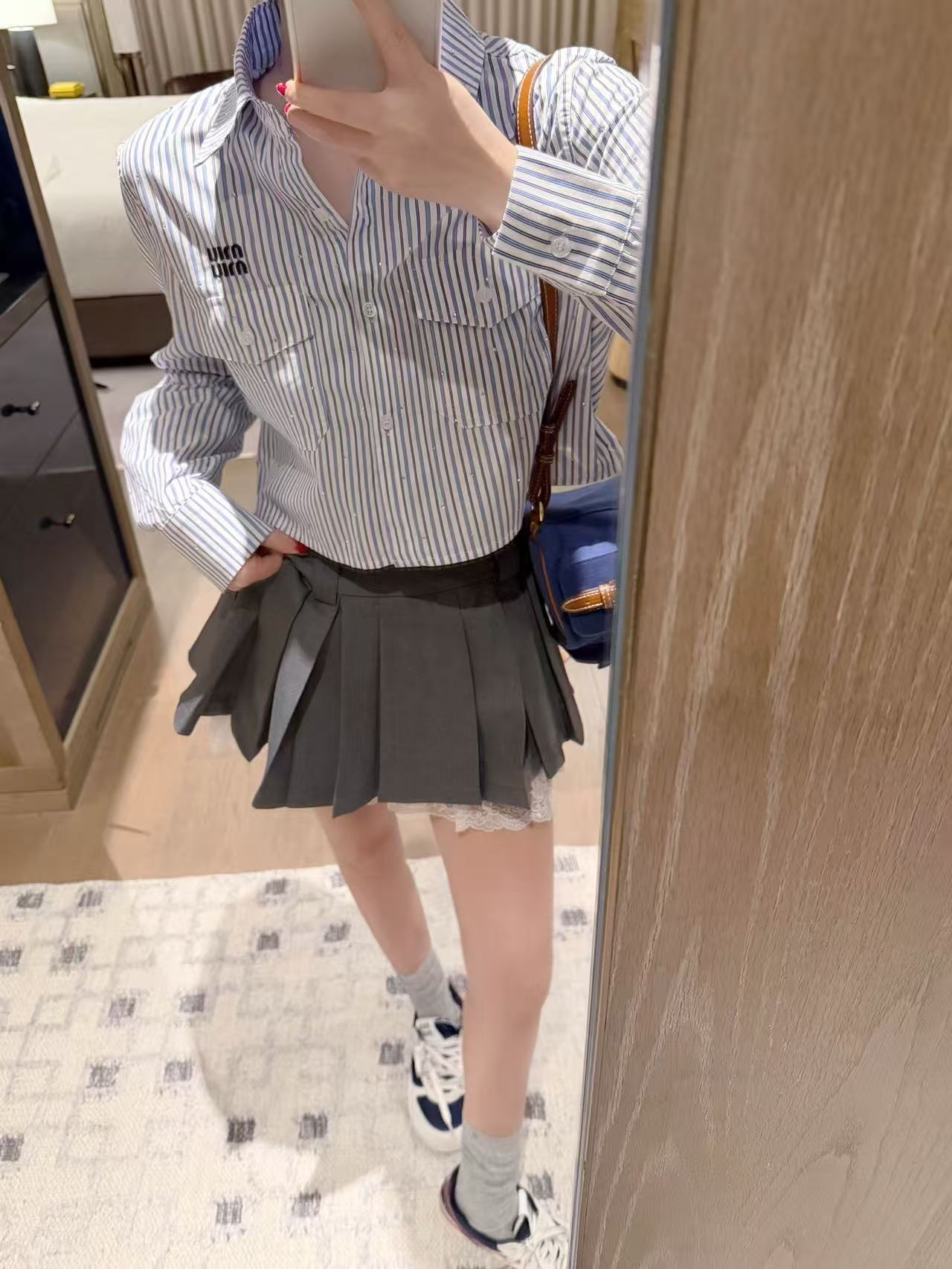 M1UM1U 刺繍文字ラインストーンシャツ【50％割引+送料無料】