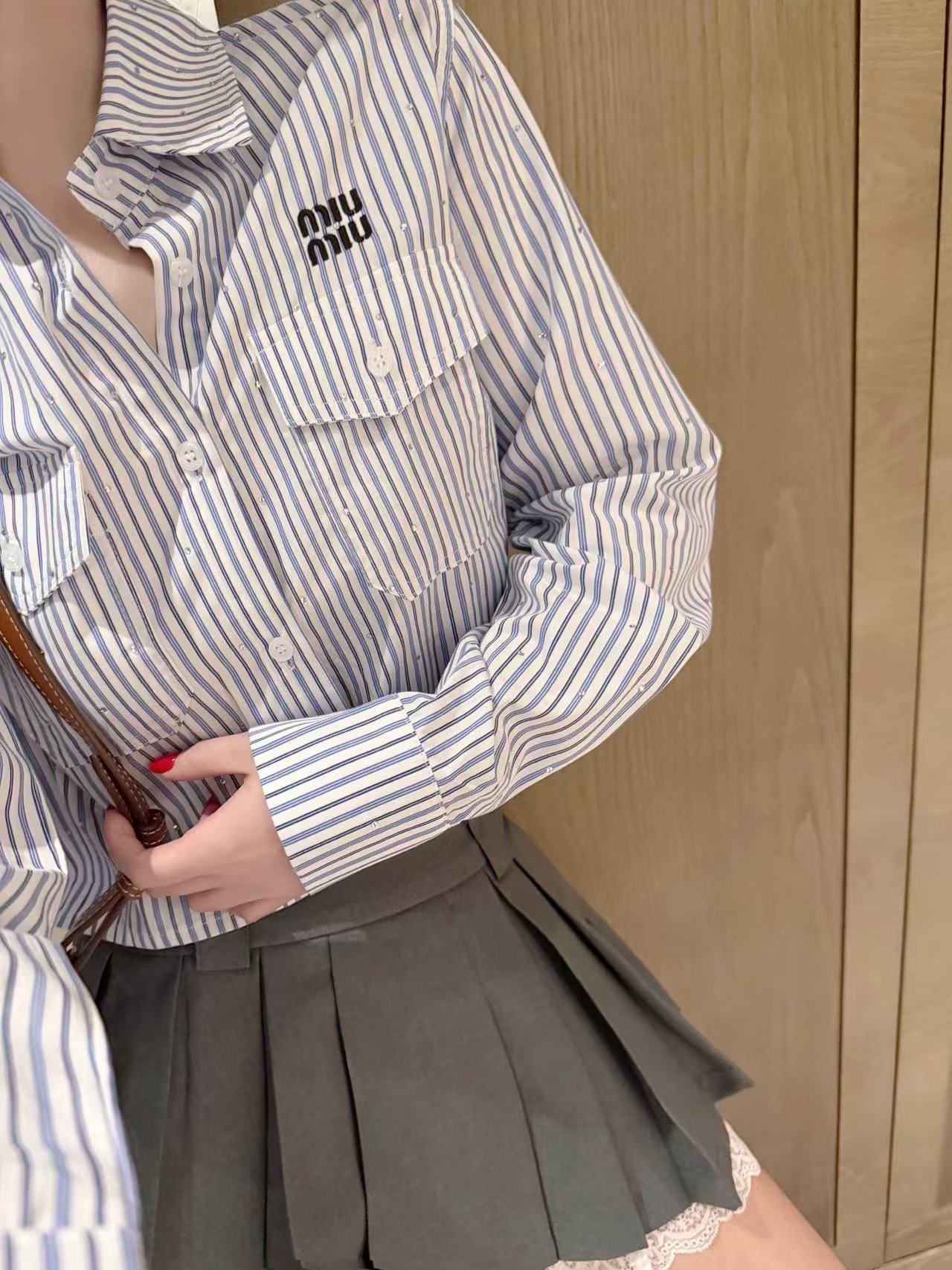 M1UM1U 刺繍文字ラインストーンシャツ【50％割引+送料無料】