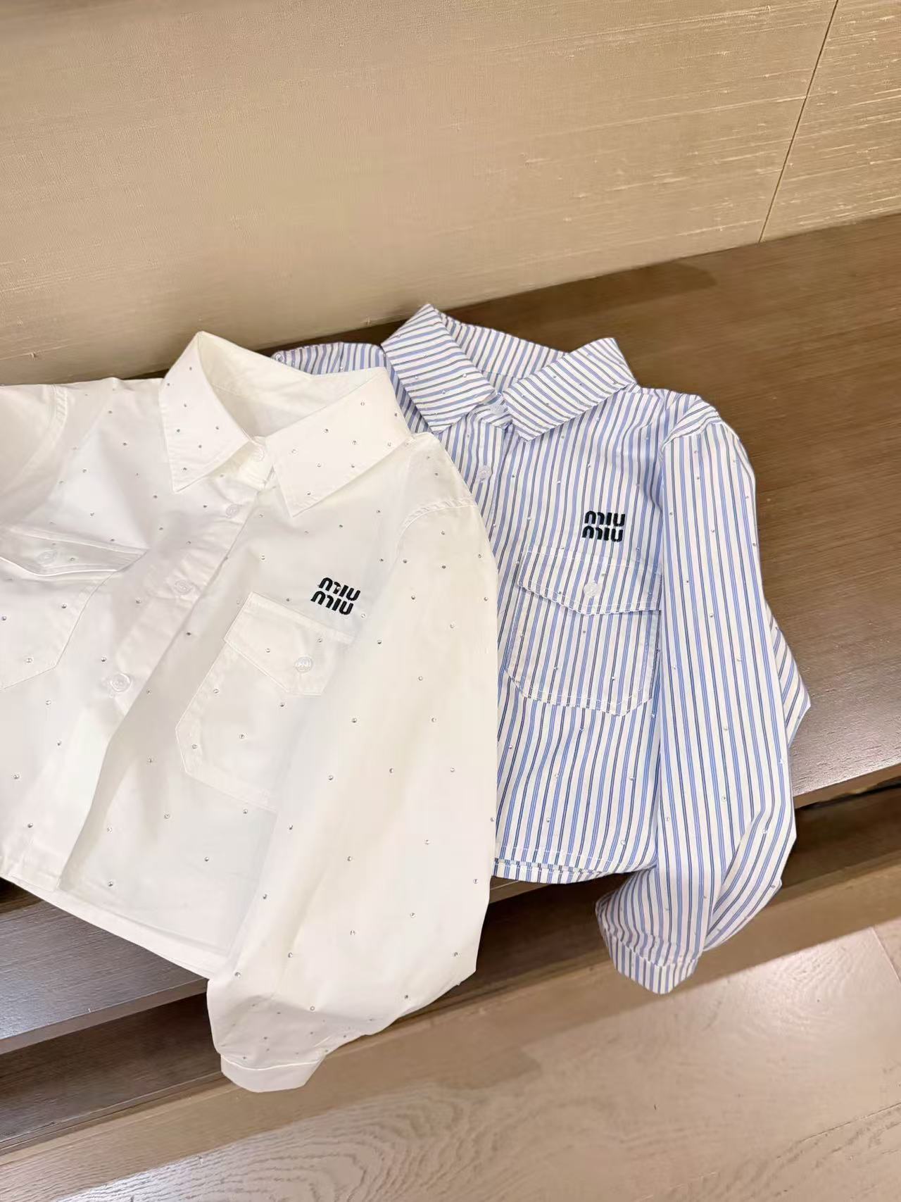 M1UM1U 刺繍文字ラインストーンシャツ【50％割引+送料無料】