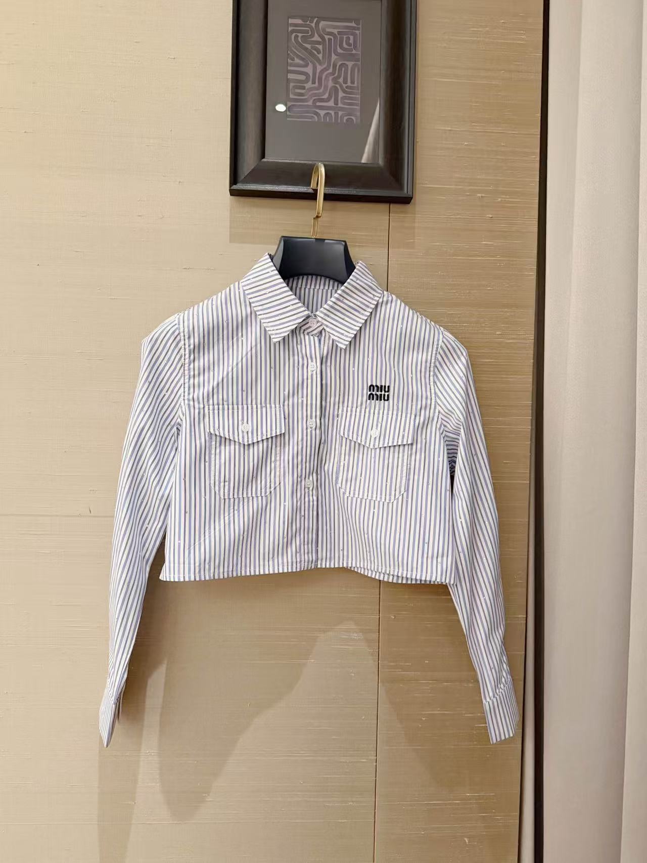 M1UM1U 刺繍文字ラインストーンシャツ【50％割引+送料無料】