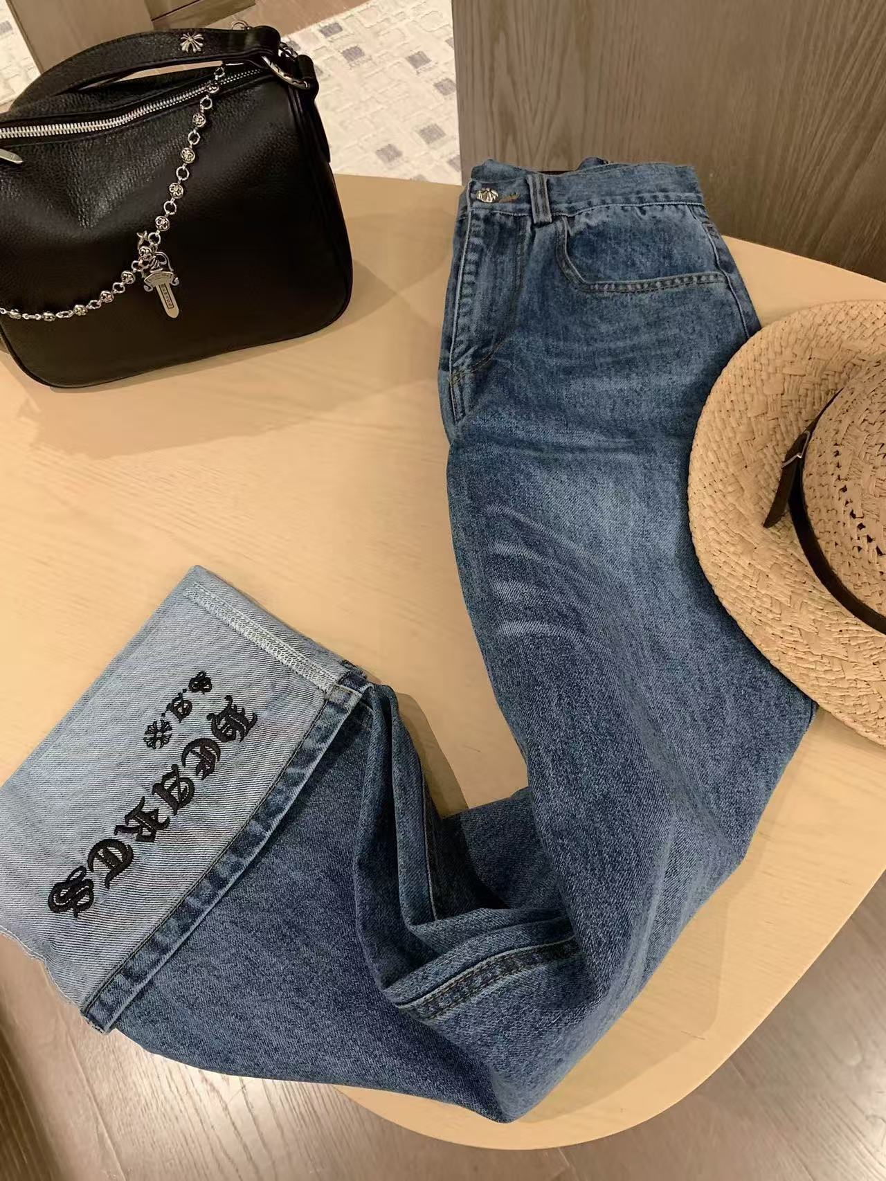 Chr0me Hearts刺繍入りレザーラベルジーンズ【50％割引+送料無料】