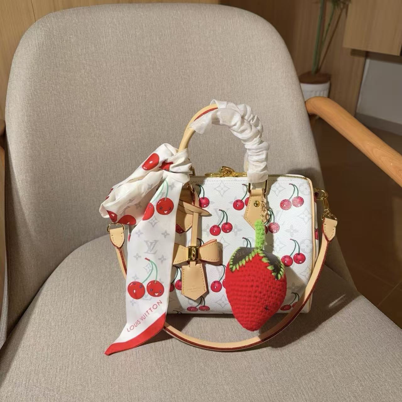 LV チェリー柄シルクスカーフ・ハンドバッグ【50％割引+送料無料】