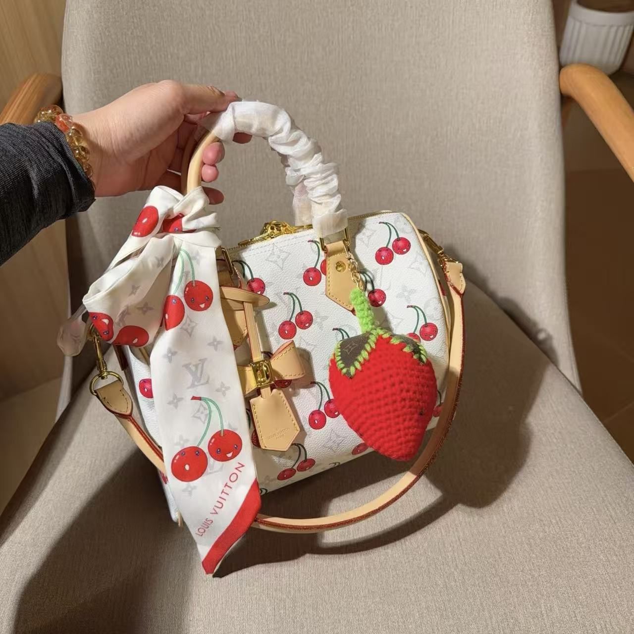 LV チェリー柄シルクスカーフ・ハンドバッグ【50％割引+送料無料】