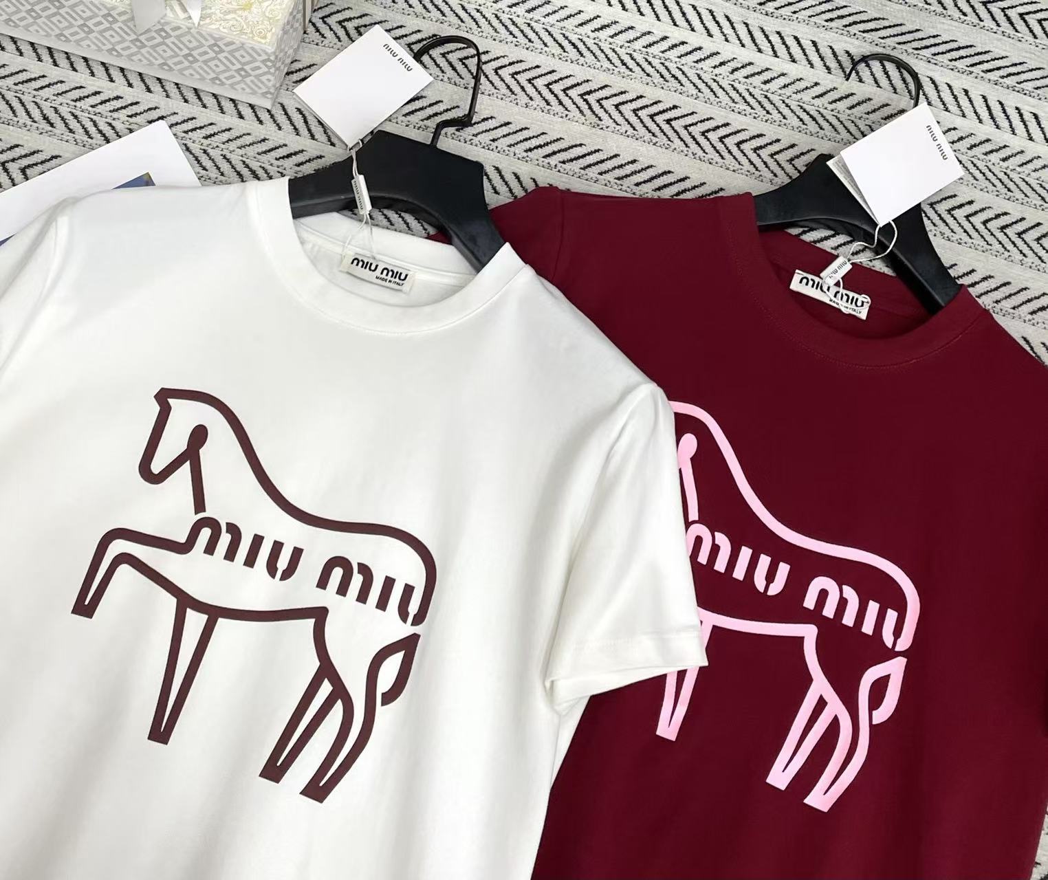 M1UM1U ポニーレターTシャツ【50％割引+送料無料】