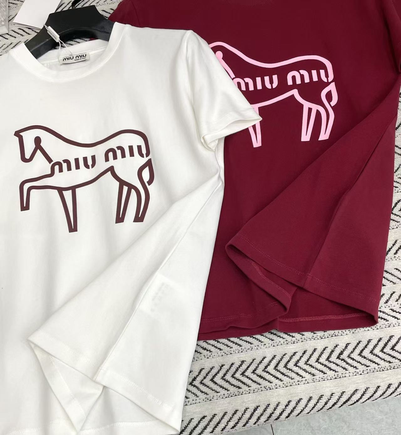 M1UM1U ポニーレターTシャツ【50％割引+送料無料】