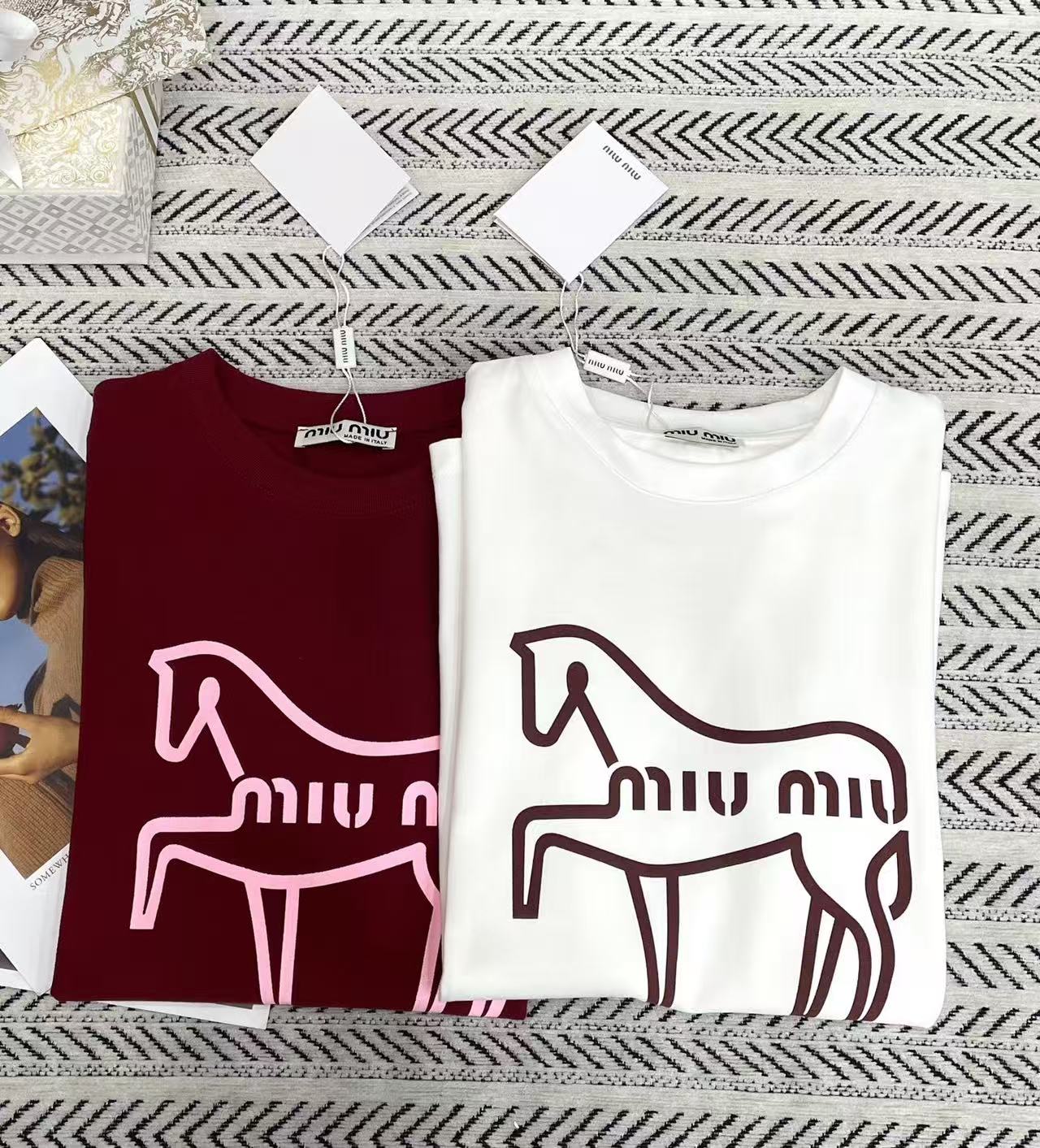 M1UM1U ポニーレターTシャツ【50％割引+送料無料】