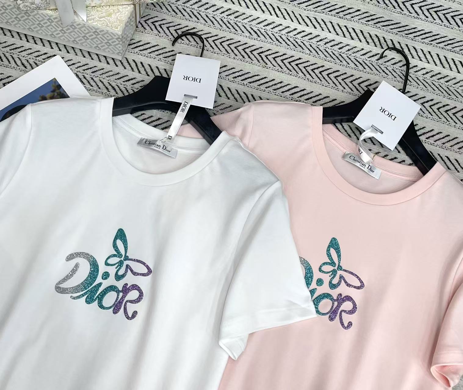 DI0R蝶の文字グラデーションTシャツ【50％割引+送料無料】