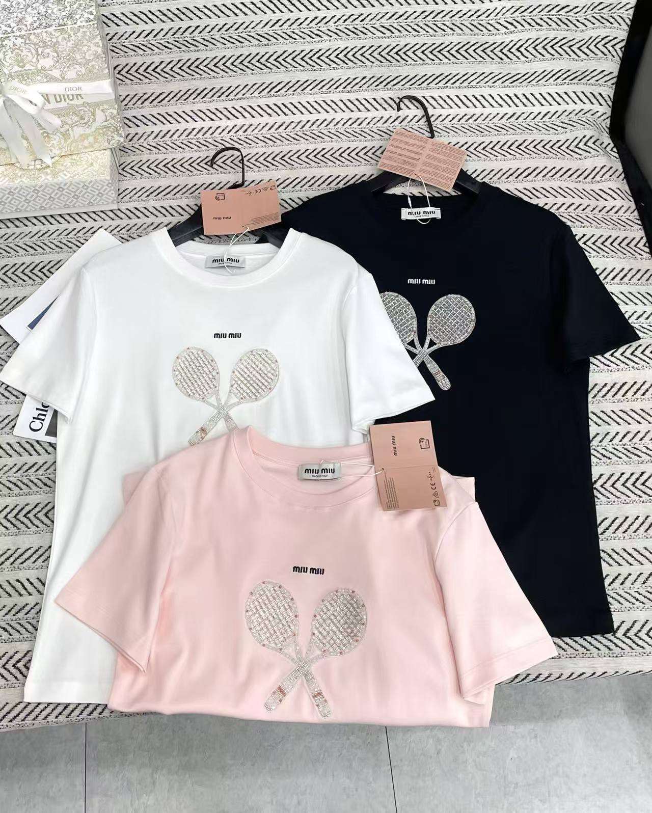 M1UM1U ビーズ付きテニスレター刺繍Tシャツ【50％割引+送料無料】