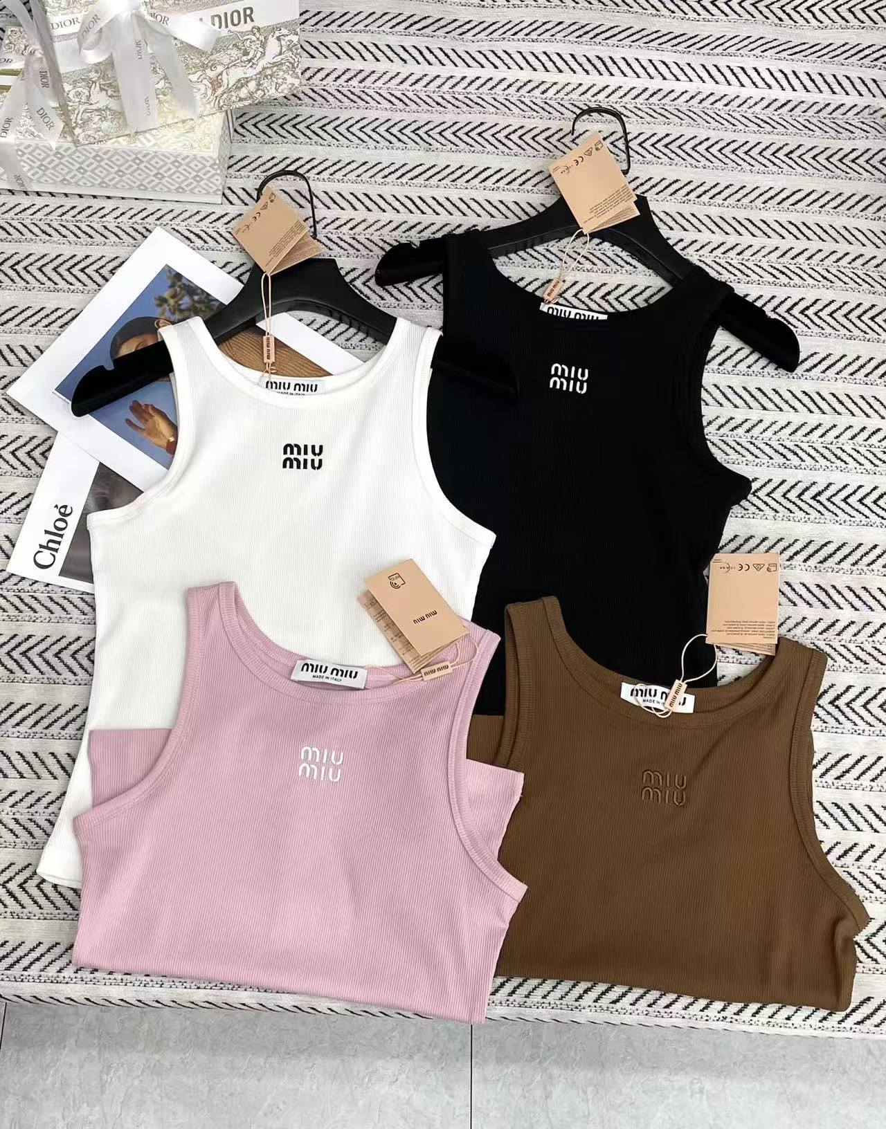 M1UM1U クラシック 刺繍ロゴ ベストTシャツ【50％割引+送料無料】