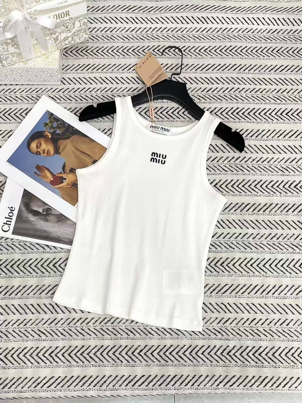 M1UM1U クラシック 刺繍ロゴ ベストTシャツ【50％割引+送料無料】