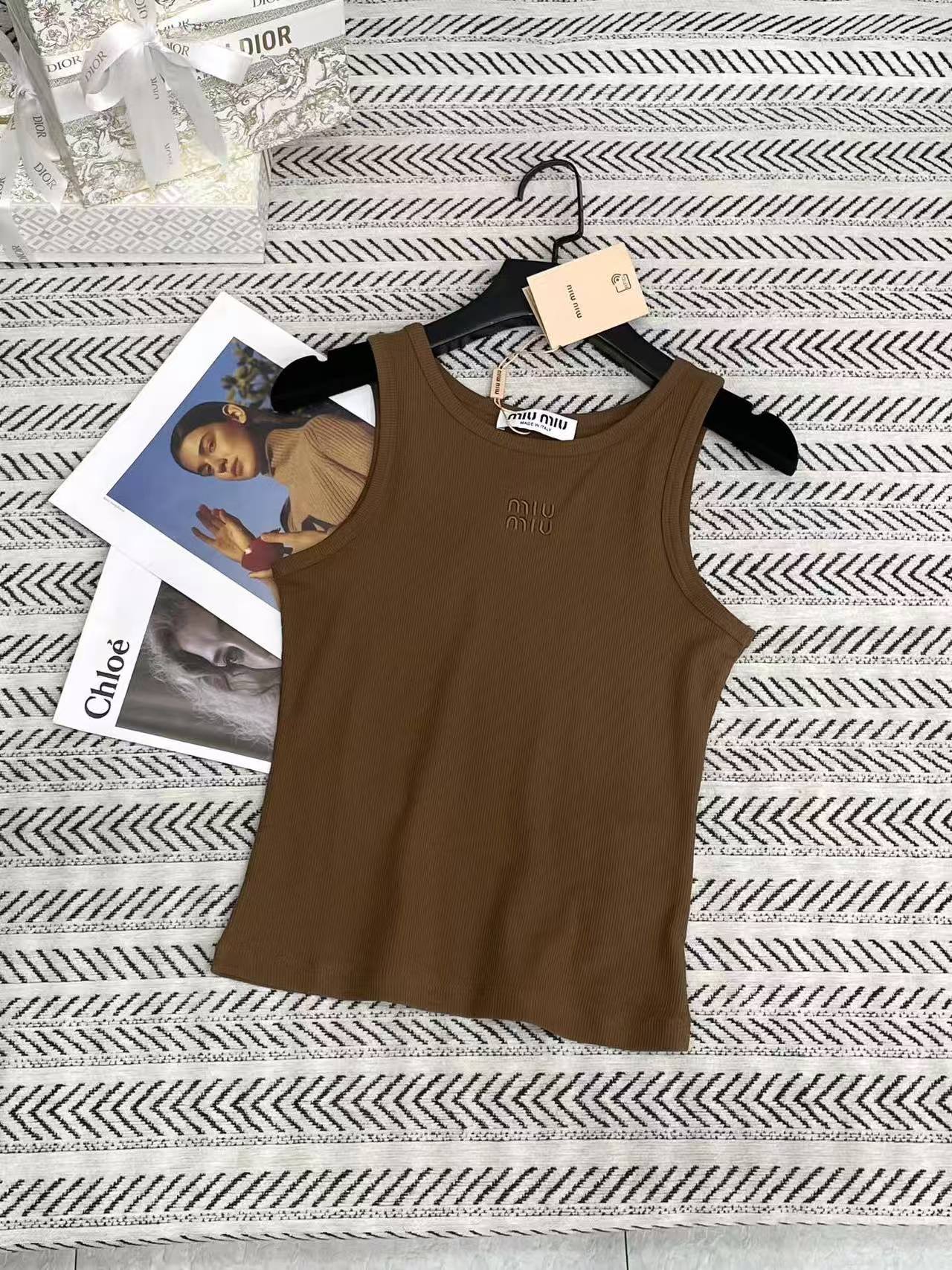 M1UM1U クラシック 刺繍ロゴ ベストTシャツ【50％割引+送料無料】