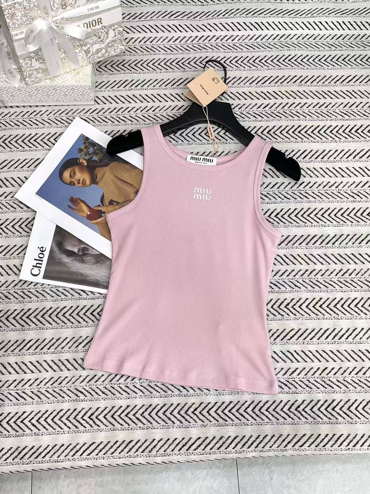 M1UM1U クラシック 刺繍ロゴ ベストTシャツ【50％割引+送料無料】