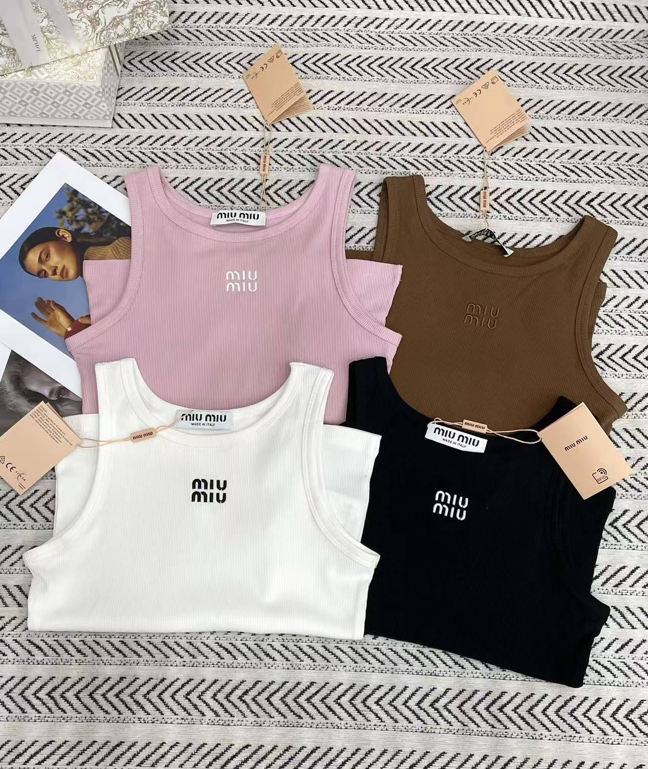 M1UM1U クラシック 刺繍ロゴ ベストTシャツ【50％割引+送料無料】