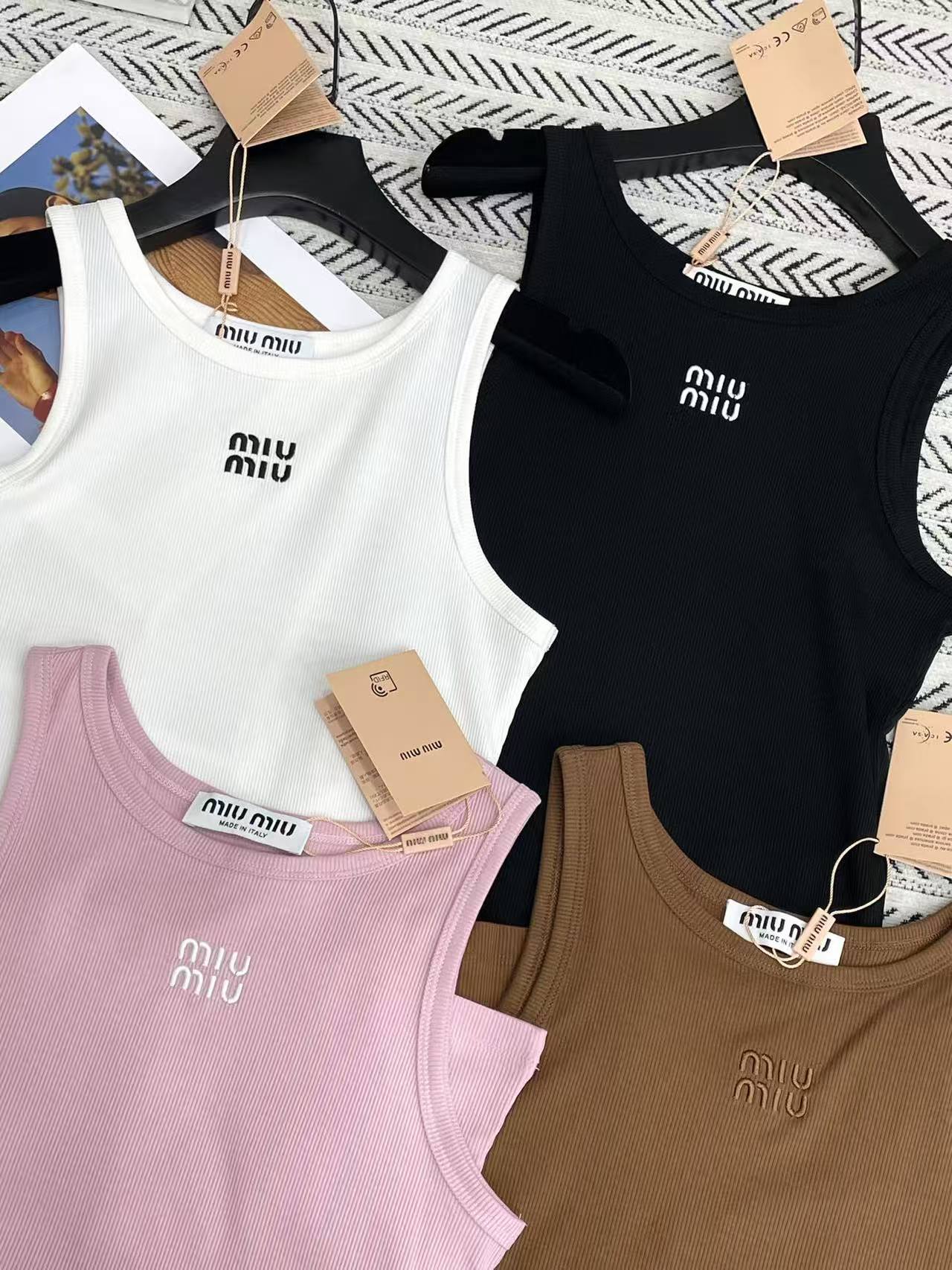 M1UM1U クラシック 刺繍ロゴ ベストTシャツ【50％割引+送料無料】