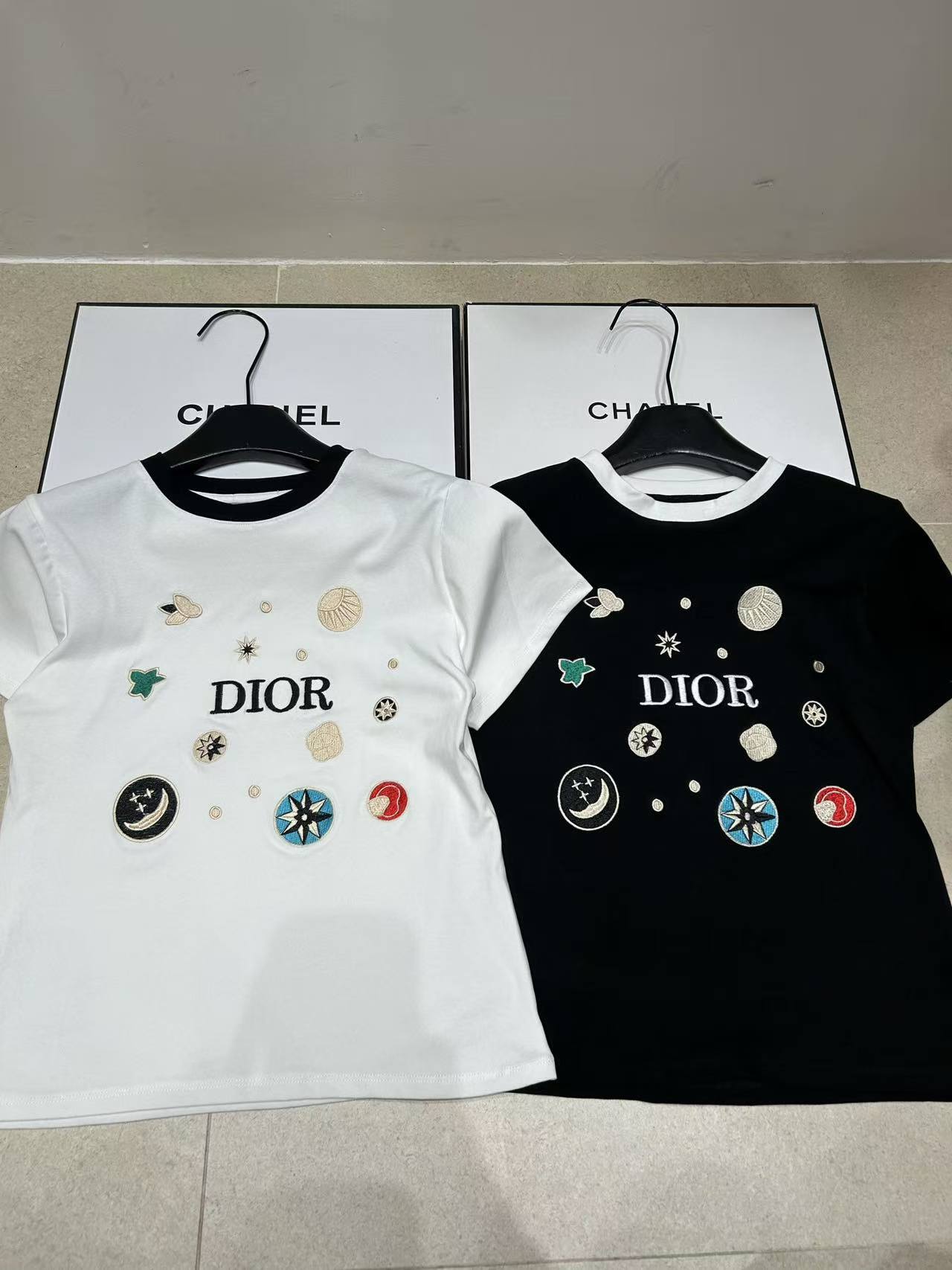 DIOR 刺繍ロゴTシャツ【50％割引+送料無料】
