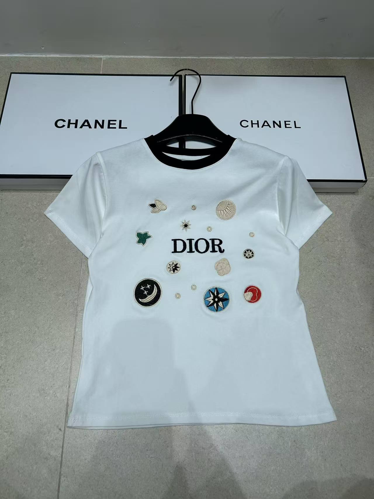 DIOR 刺繍ロゴTシャツ【50％割引+送料無料】