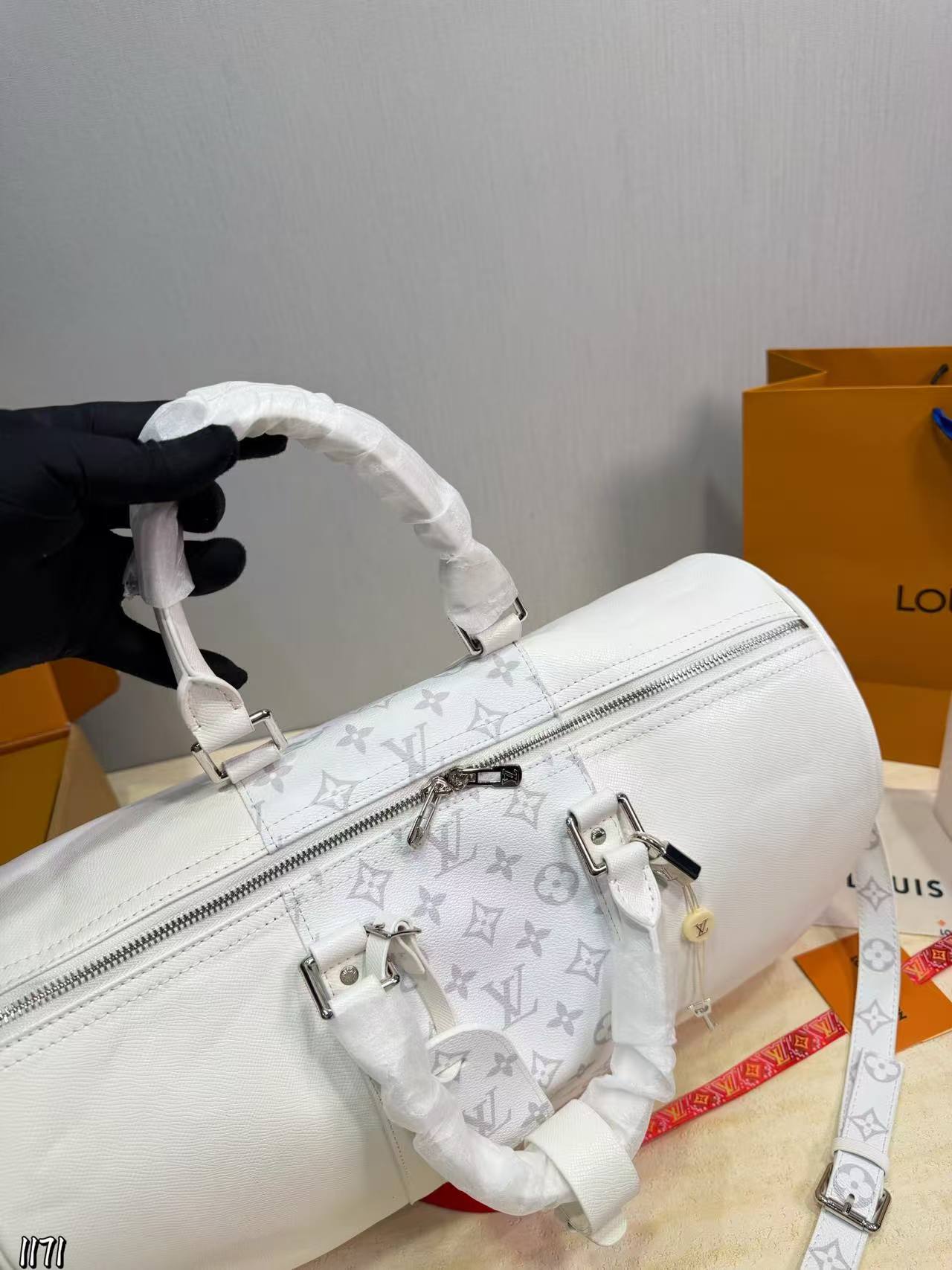 LV ホワイト・トラベルバッグ【50％割引+送料無料】