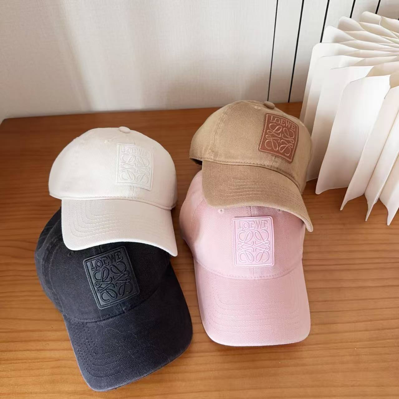 L0WEW刺繍ロゴ入りベースボールキャップ【50％割引+送料無料】