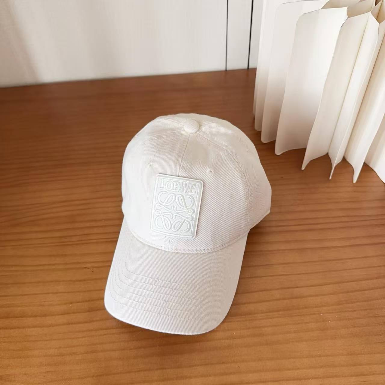 L0WEW刺繍ロゴ入りベースボールキャップ【50％割引+送料無料】
