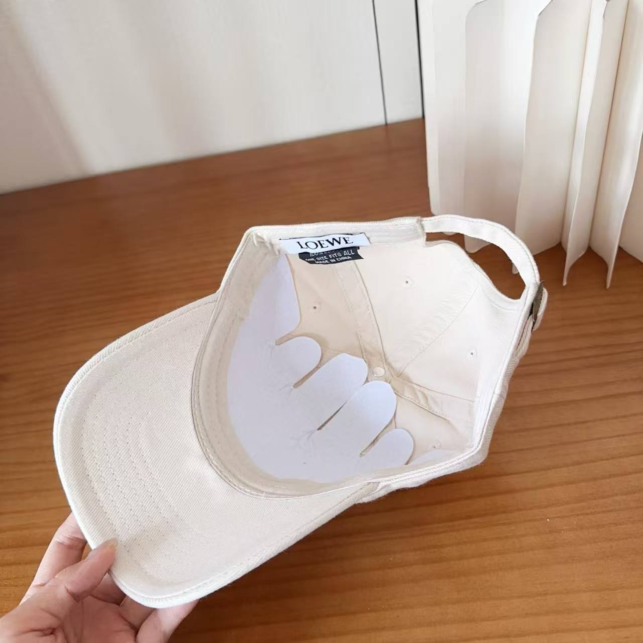 L0WEW刺繍ロゴ入りベースボールキャップ【50％割引+送料無料】