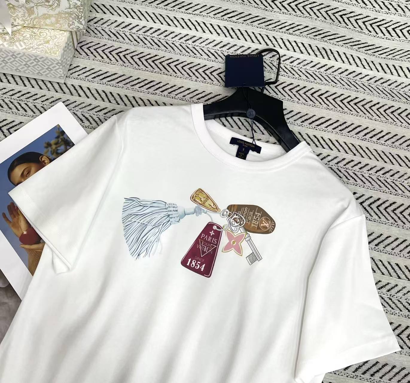 LVキーレタープリントTシャツ【50％割引+送料無料】