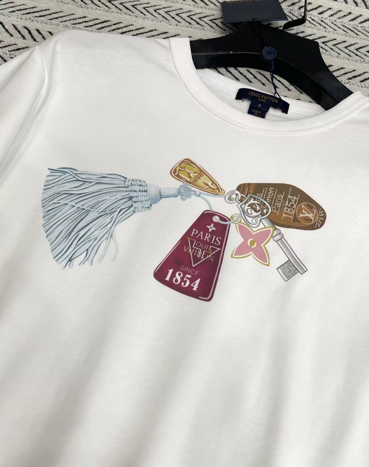 LVキーレタープリントTシャツ【50％割引+送料無料】