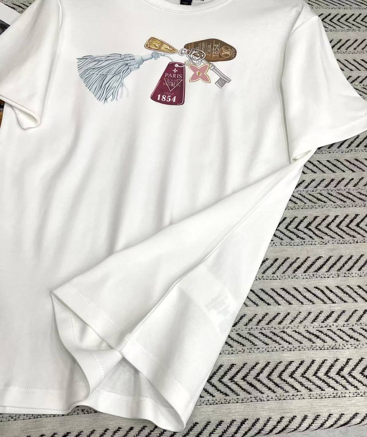 LVキーレタープリントTシャツ【50％割引+送料無料】