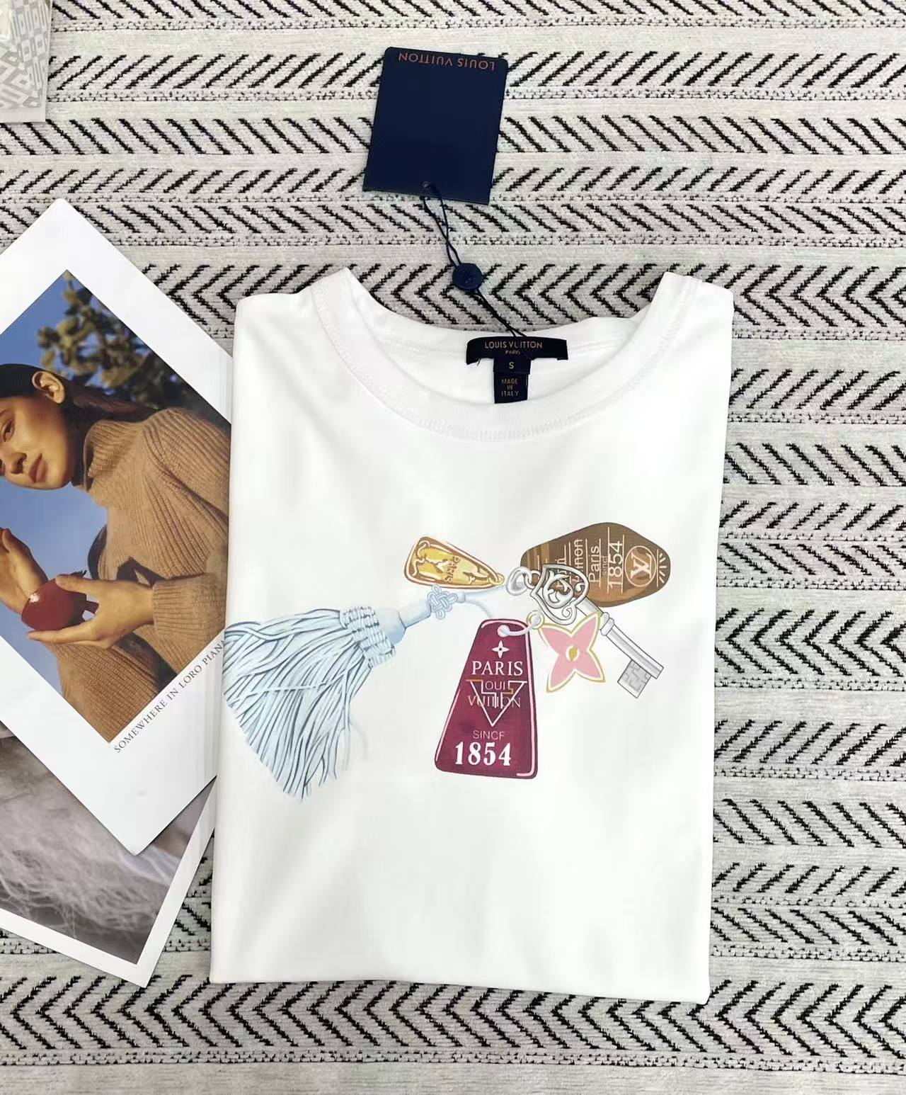 LVキーレタープリントTシャツ【50％割引+送料無料】