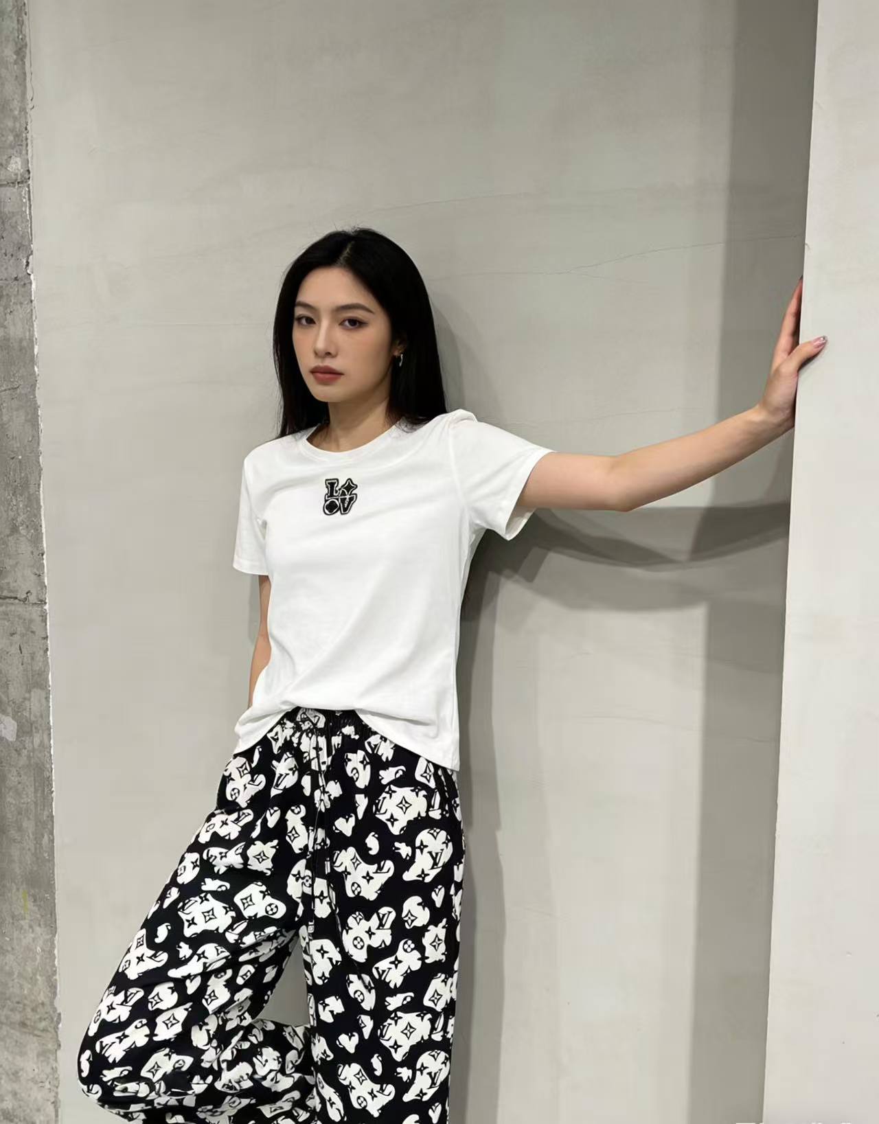 LV刺繍ロゴ入りTシャツ＋パンツのツーピースセット【50％割引+送料無料】