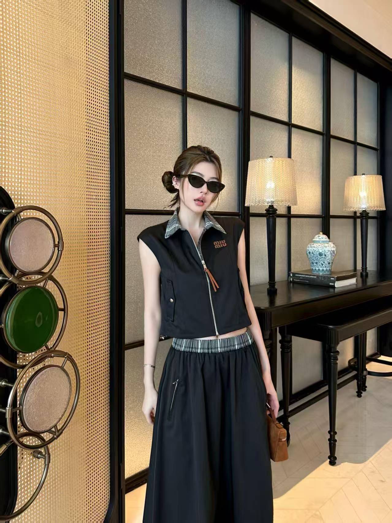 M1UM1U レターベスト＋スカート ツーピースセット【50％割引+送料無料】