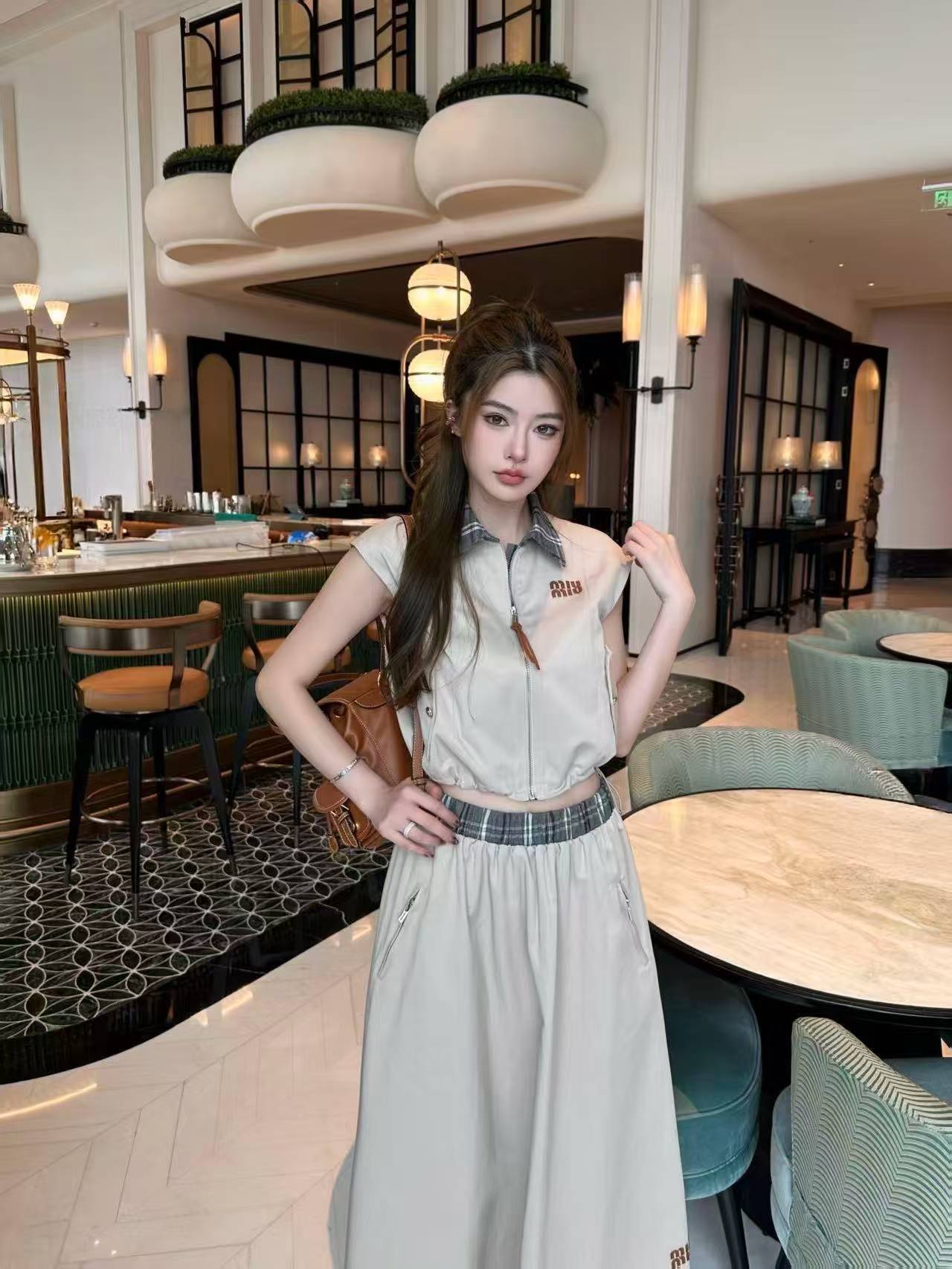 M1UM1U レターベスト＋スカート ツーピースセット【50％割引+送料無料】