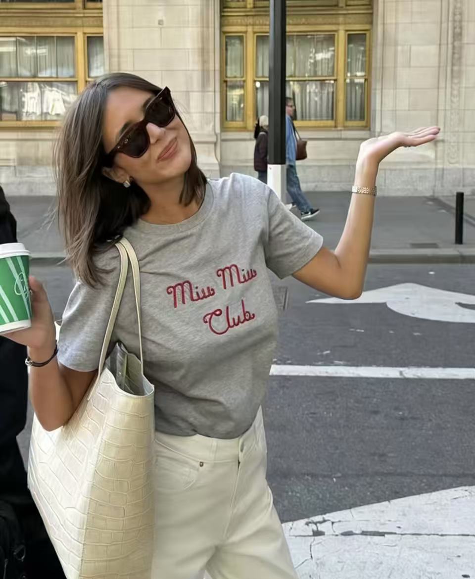 M1UM1U 刺繍入りレターTシャツ【50％割引+送料無料】